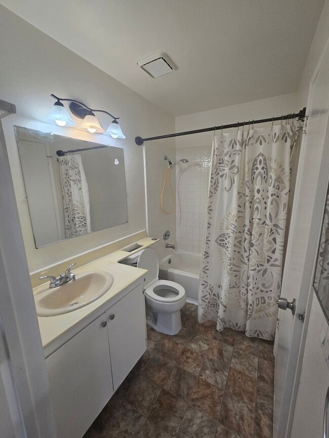 Building Photo - Auburn Green's 2 Bed 1 1/2 Bath