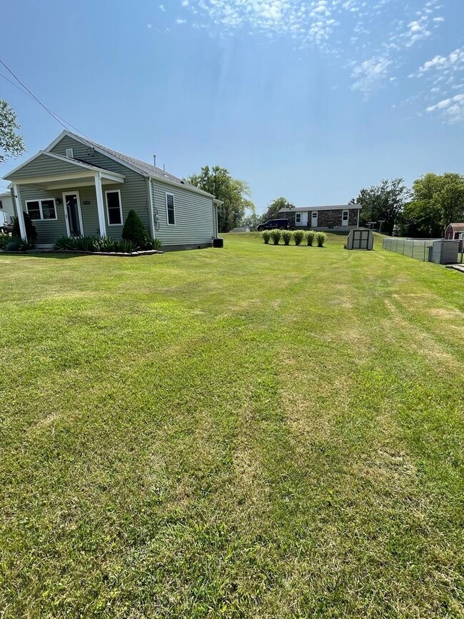 Building Photo - Single Family Home 2 bed For Rent in Quiet Neighborhood in SE Erie!