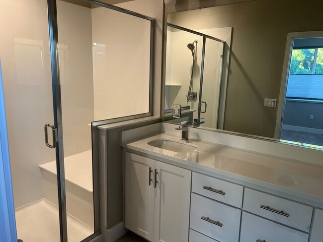 Building Photo - CONTEMPORARY BRIGHT SPACIOUS TOWNHOME WITH...