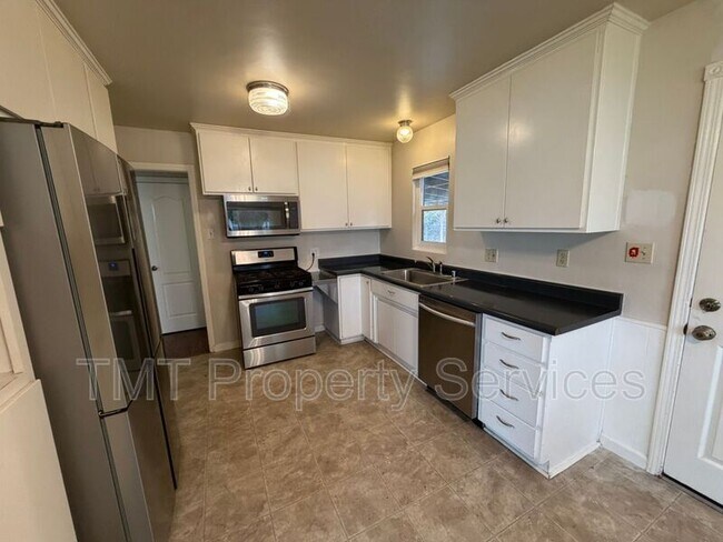 Building Photo - 2011 Mangrum Ave