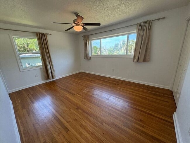 Building Photo - Pensacola - 2 bedroom, 2 bathroom w/ sunro...