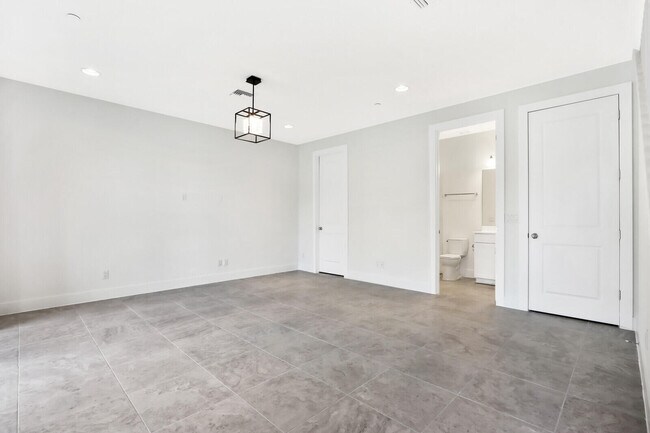 Building Photo - 12556 Gross Pointe Dr