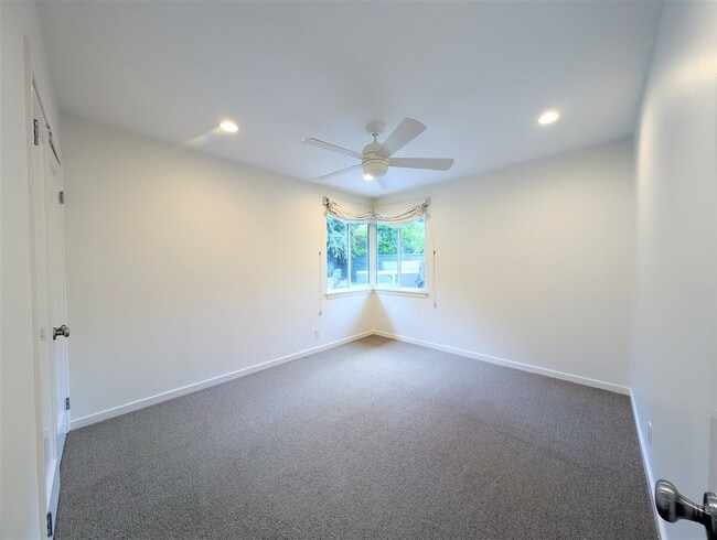 Building Photo - 10 Idalia Ct