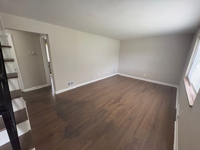 Building Photo - Amazing 4 Bedroom 1 Bathroom available in ...