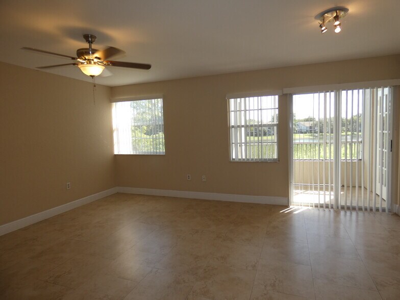 Building Photo - 2810 N Oakland Forest Dr