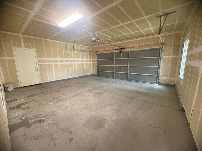 Building Photo - Nice 3-Bedroom House