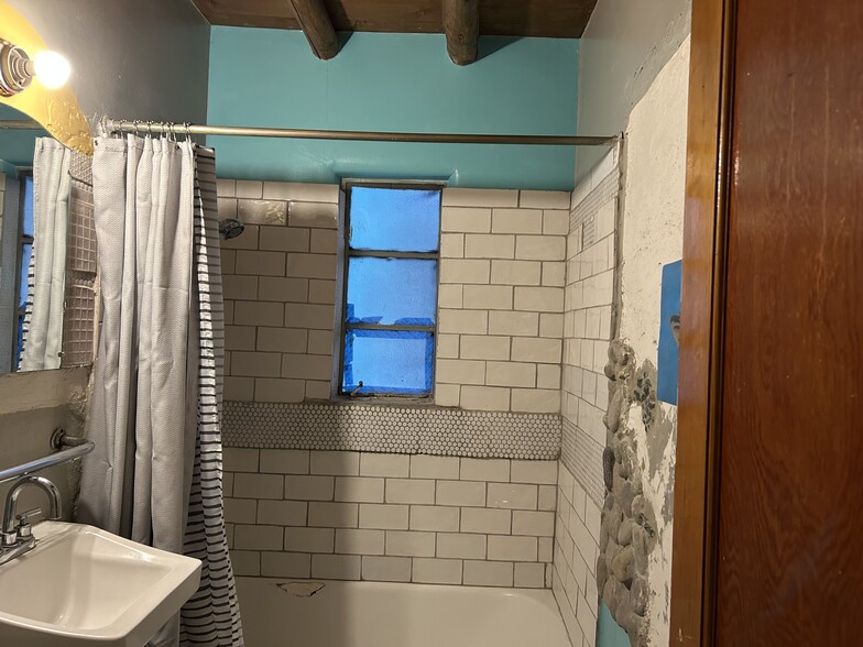 main bathroom - 2038 Kiva Rd