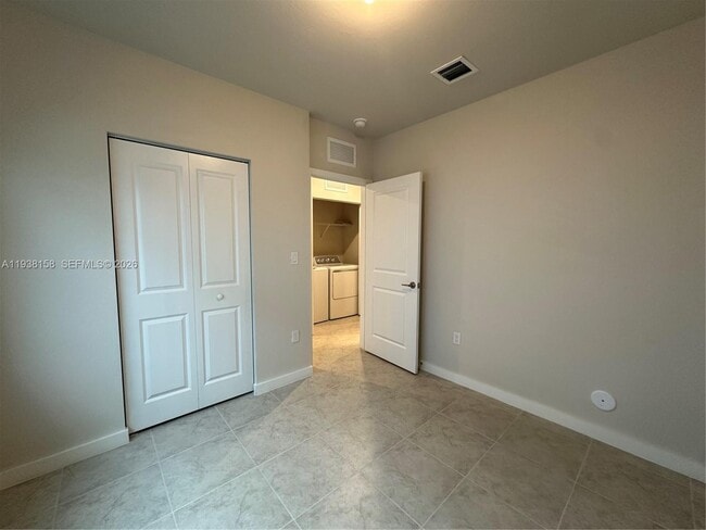 Building Photo - 389 10th Ct