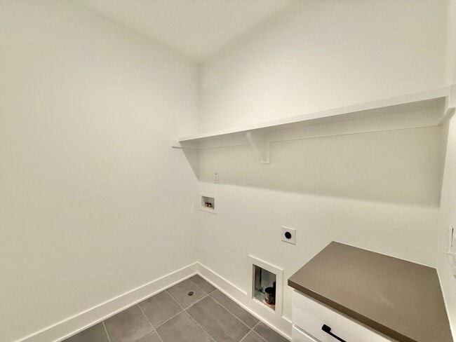 Building Photo - Luxurious New Construction 4BD, 4BA Downto...