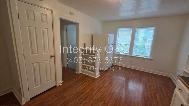 Building Photo - 815 N Brauer Ave