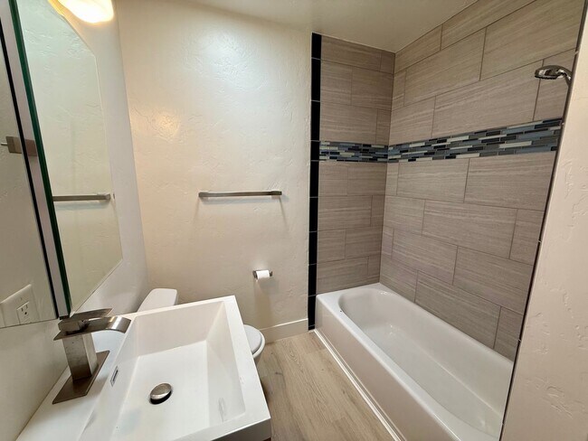 Building Photo - 3714 Fairway Dr