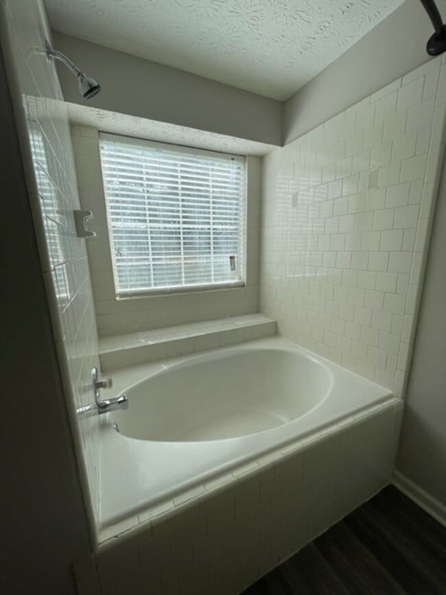 Building Photo - 3 Bedroom Home Available !