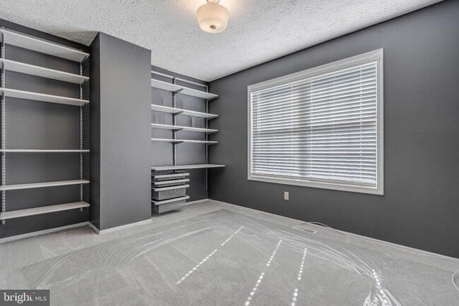 Building Photo - 3036 New Oak Ln