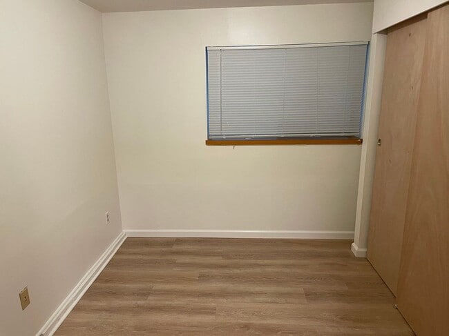 Building Photo - B065352P