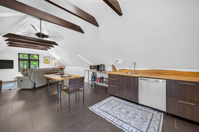 Building Photo - 3625 Woodside Dr