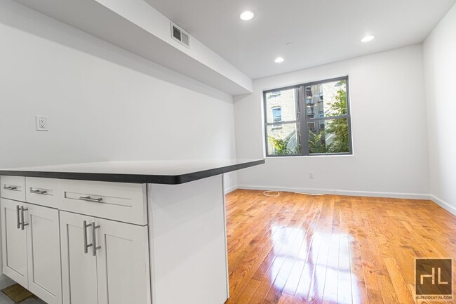 Building Photo - Gorgeous, Contemporary 1 Bedroom in West H...