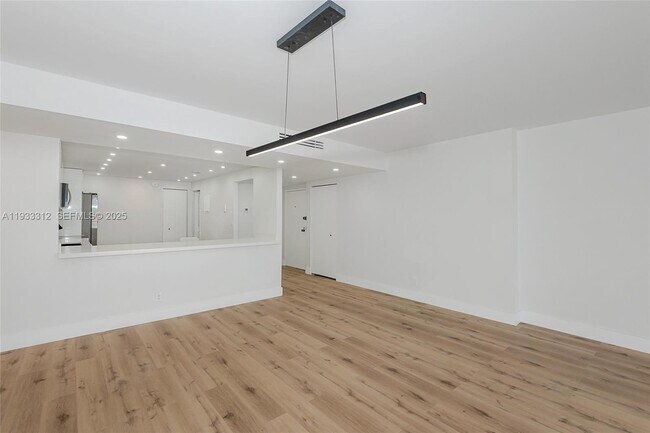 Building Photo - 2500 Parkview Dr