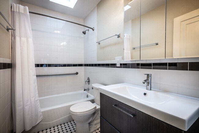 Building Photo - 1105 W 49 St