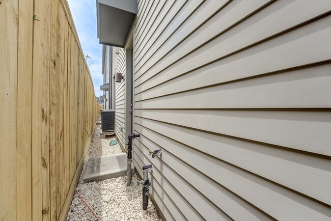 Building Photo - 2510 Tuam St