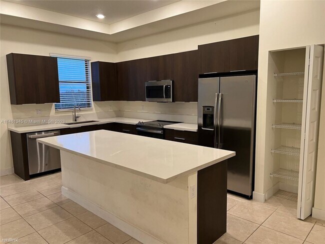 Building Photo - 3 br, 2 bath House - 10413 NW 82nd St Unit 33