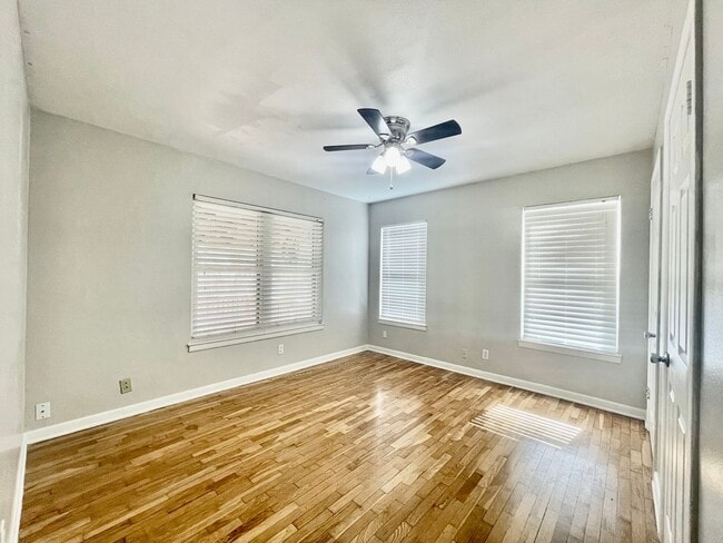 Building Photo - 4 Bedrooms in Oak Heights