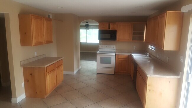 Building Photo - Nice 3 bedroom home ready for immediate move in.