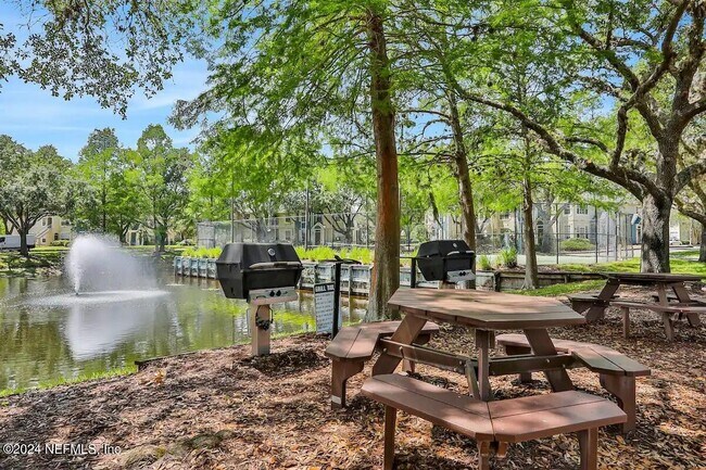 Building Photo - 13703 Richmond Park Dr N