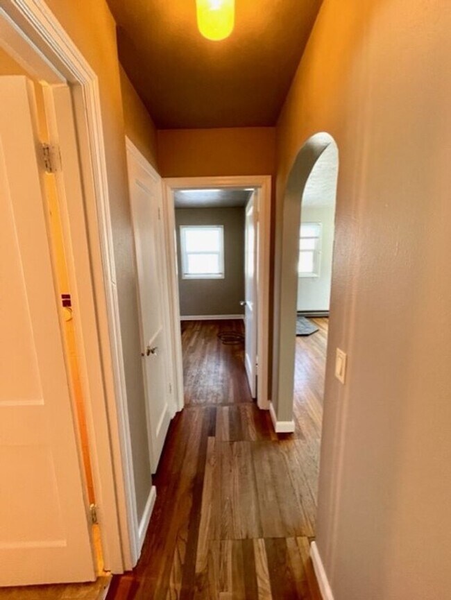 Building Photo - Charming Downtown Redmond Home with Huge Fenced Yard & Garage!