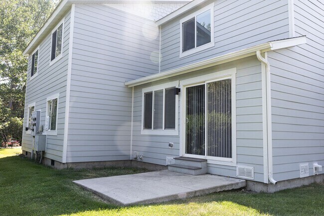 Building Photo - 3-Bedroom With Garage