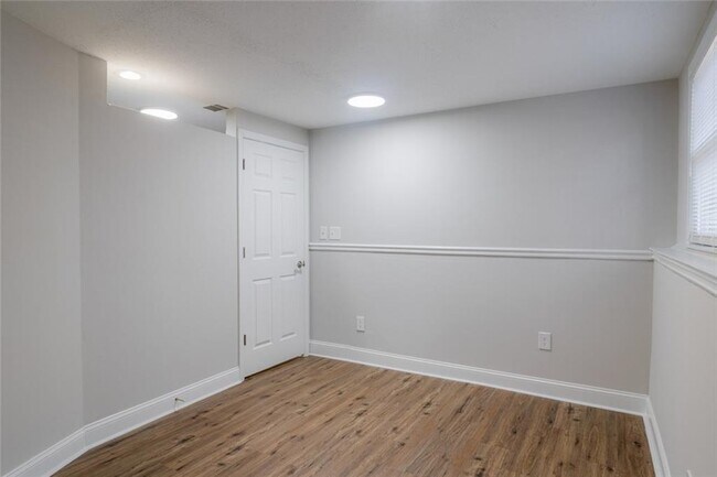 Building Photo - 3599 Lower Roswell Rd