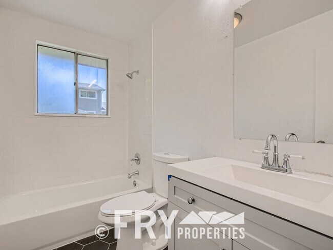 Building Photo - Updated large 2bed/1bath