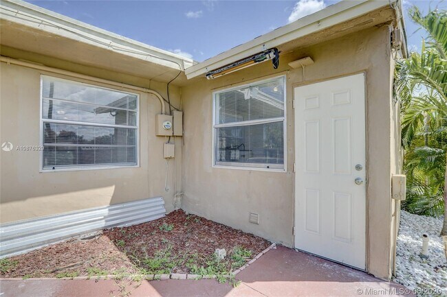 Building Photo - 4961 SW 17th St