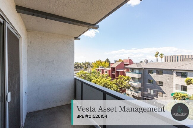 Building Photo - Light-Filled Oakland Retreat with a Privat...