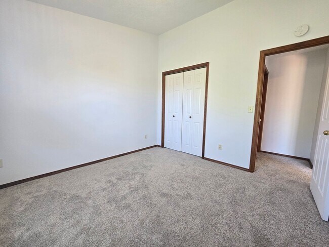 Building Photo - 3 Bedroom 2.5 Bathroom Duplex in Bloomington