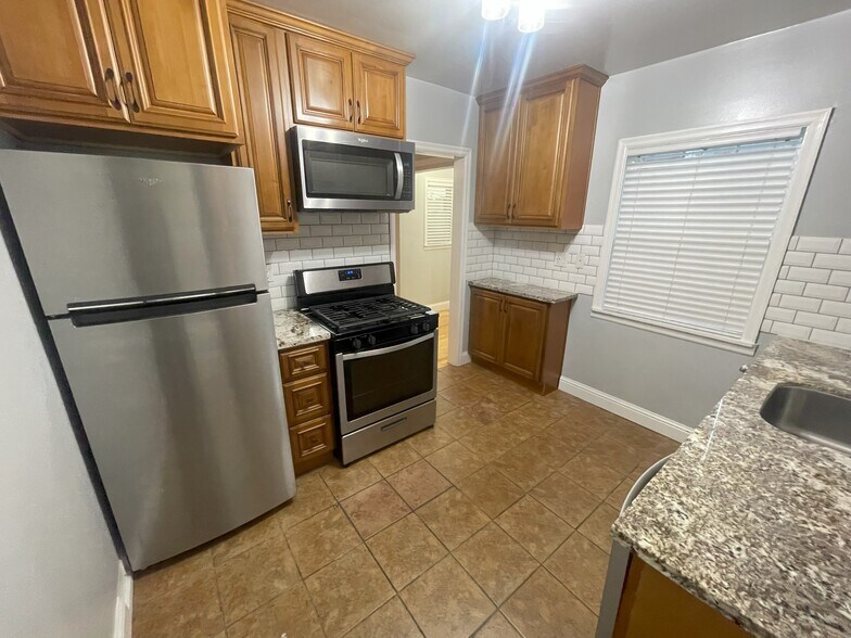 Kitchen View 1 - 4844 Daisy St