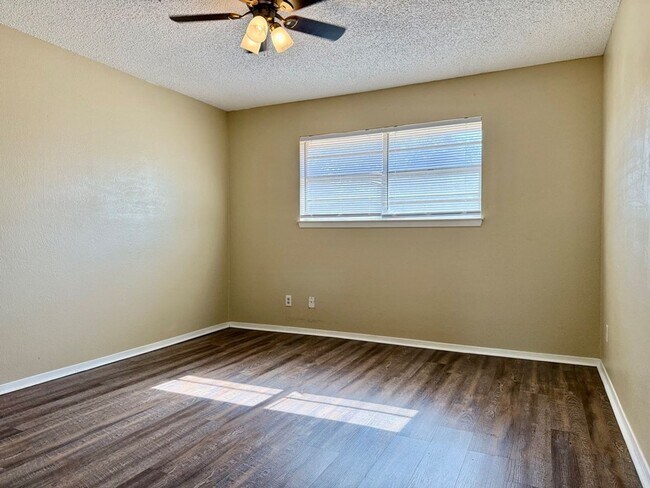 Building Photo - 3 Bedroom, 2 Bath Rental