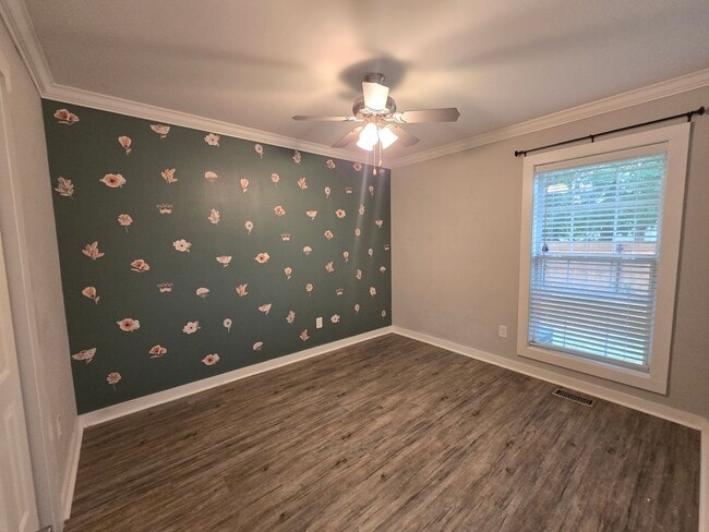 Building Photo - NEW LISTING!!!!!