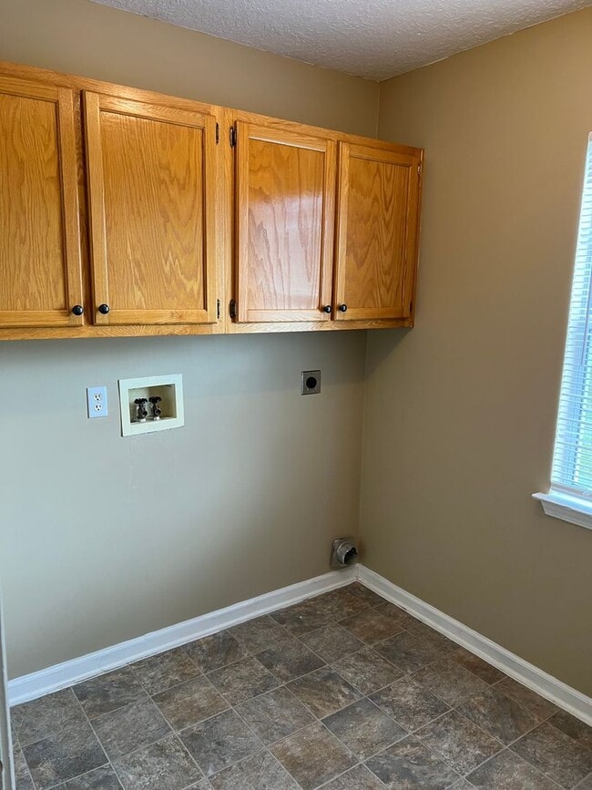 Building Photo - 204 Old Pond Dr