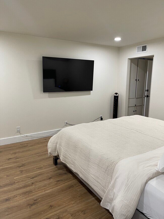 Building Photo - 6026 Birchbrook Dr