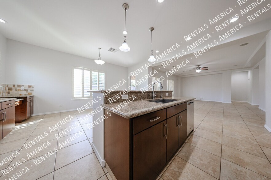 Building Photo - 1935 W Sparrow Dr