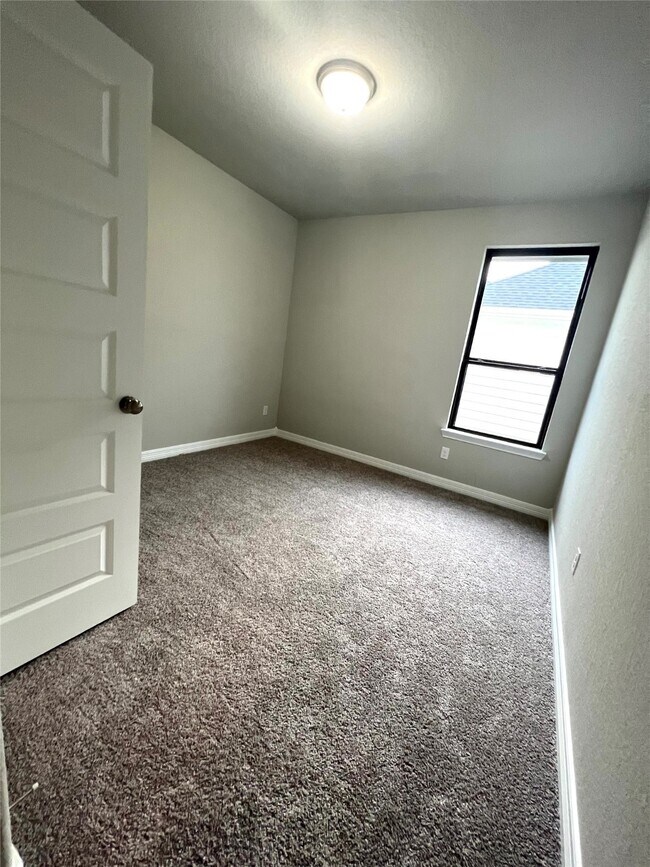 Building Photo - 24239 Maple Summit Ln