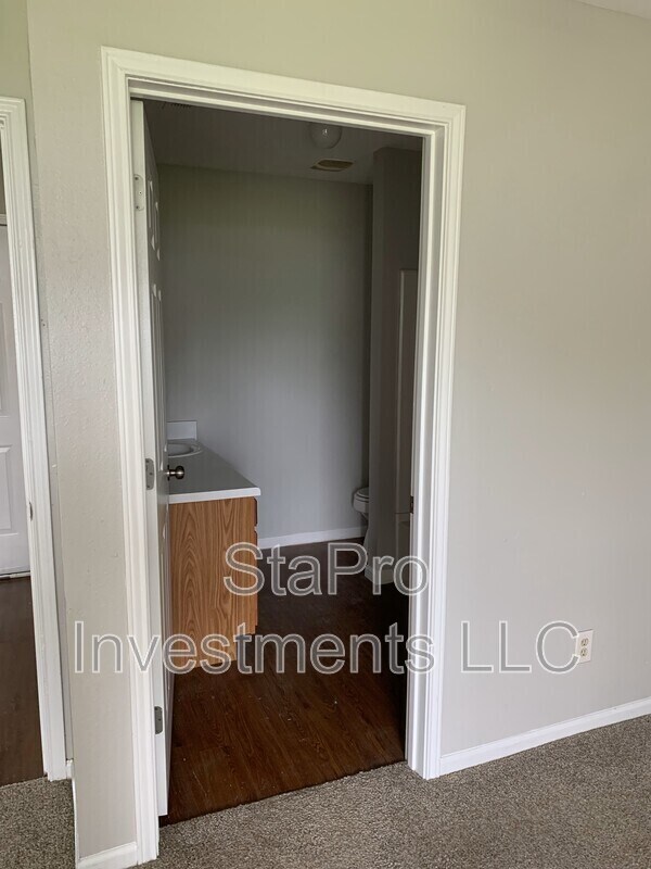 Building Photo - 110 Village Pl