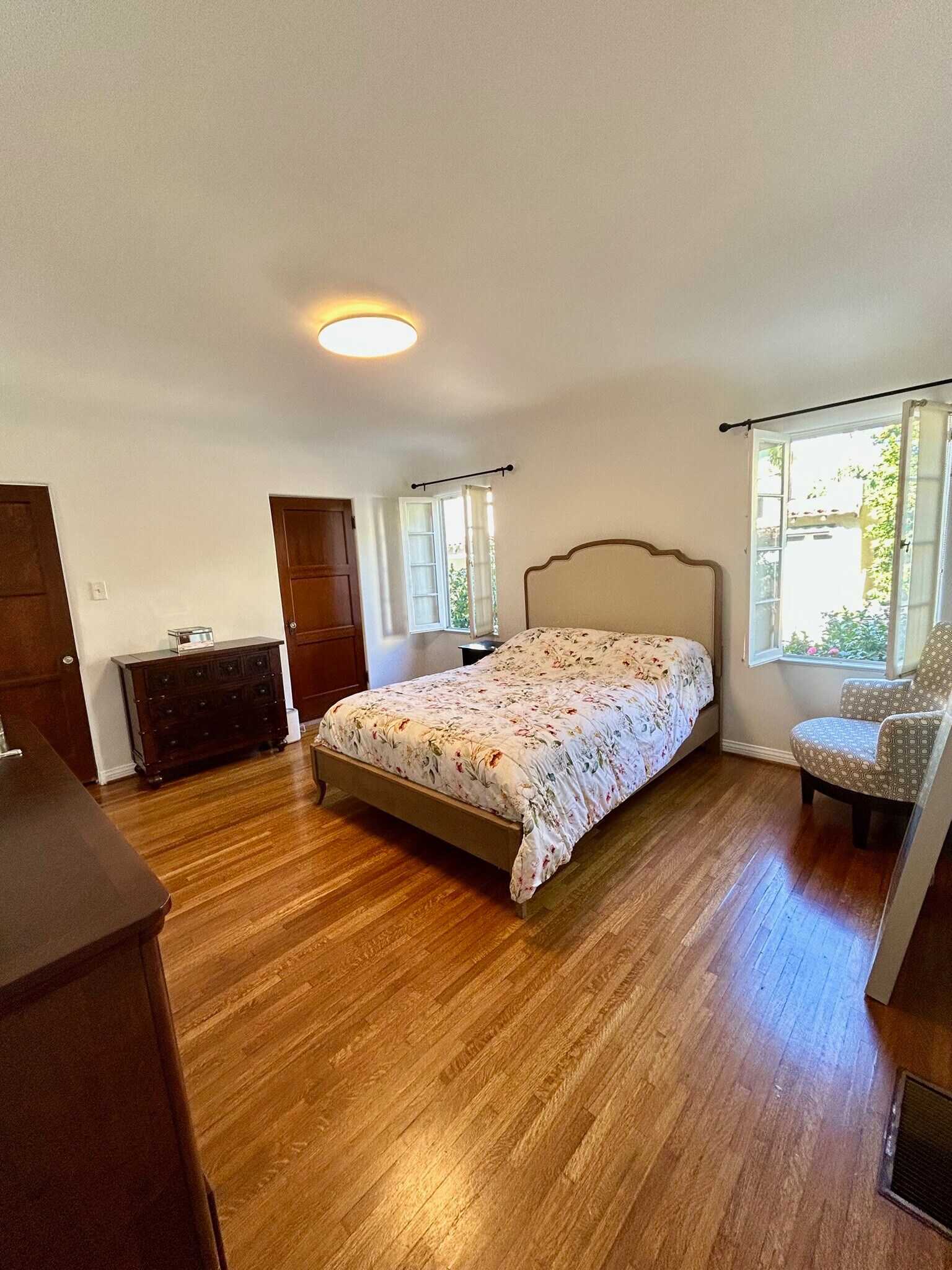 Large primary bedroom - 8673 W Olympic Blvd