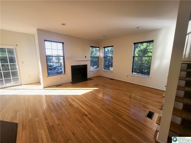 Building Photo - 5215 Spring Ridge Dr E