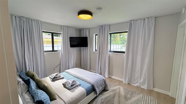 Building Photo - 433 NW 15th Way