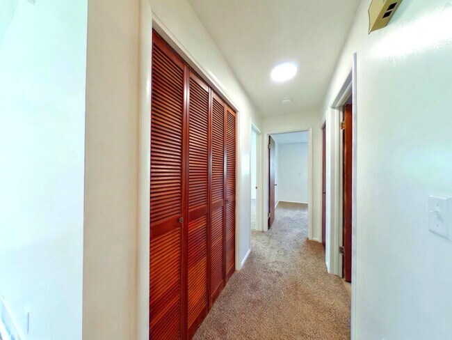 Building Photo - Spacious and charming! Conveniently located 2 bedroom, 1 bathroom