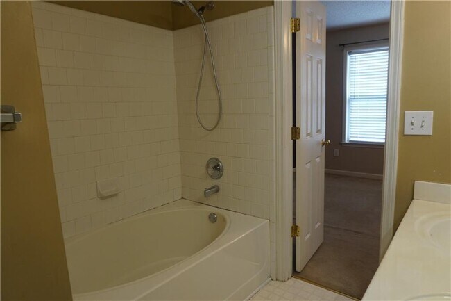 Building Photo - 71 Highoak Dr