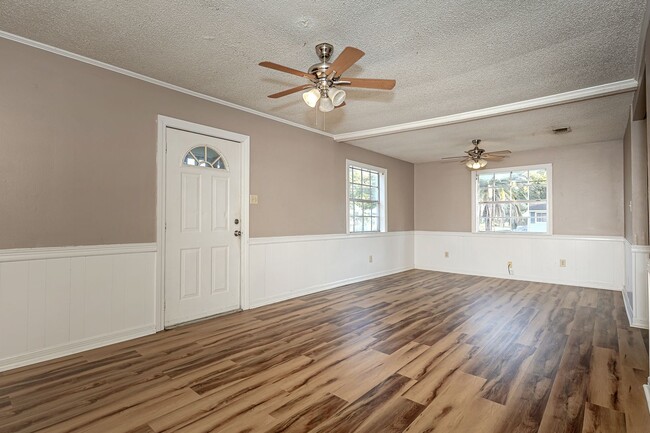 Building Photo - Cute 2 Bedroom Home
