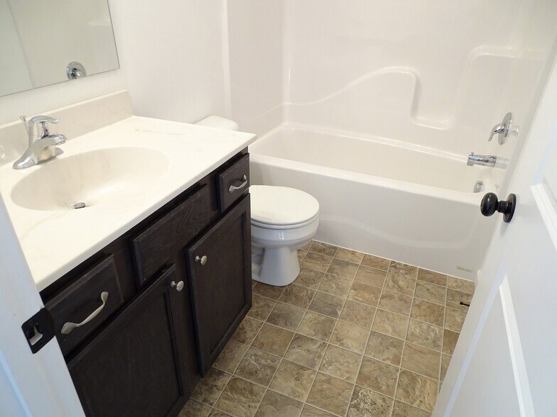 Building Photo - 229 Lakeside Xing