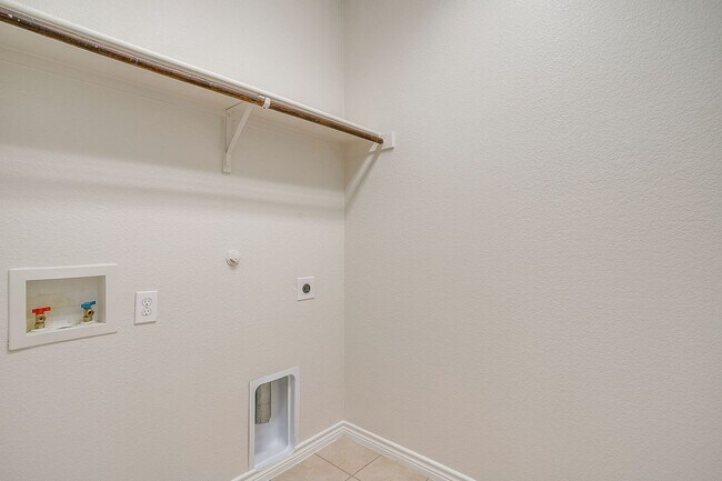 Building Photo - 3801 Weatherstone Dr